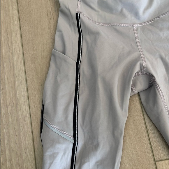Lululemon Women's Size 4 Speed Up Reflective  Metallic Leggings Grey Pockets - Picture 7 of 13